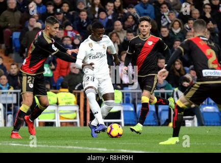 Madrid, Spanien. 15 Dez, 2018. Von Real Madrid Vinicius Junior (2 L) dribbelt während der spanischen Liga Match zwischen Real Madrid und Rayo Vallecano in Madrid, Spanien, am 15. Dezember 2018. Real Madrid gewann 1:0. Credit: Edward F. Peters/Xinhua/Alamy leben Nachrichten Stockfoto