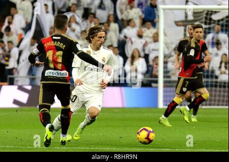 Madrid, Spanien. 15 Dez, 2018. Von Real Madrid Luka Modric (L) dribbelt während der spanischen Liga Match zwischen Real Madrid und Rayo Vallecano in Madrid, Spanien, am 15. Dezember 2018. Real Madrid gewann 1:0. Credit: Edward F. Peters/Xinhua/Alamy leben Nachrichten Stockfoto