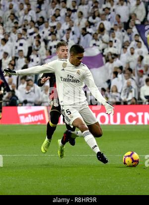 Madrid, Spanien. 15 Dez, 2018. Von Real Madrid Raphael Varane passt den Ball während eines Spanischen Liga Match zwischen Real Madrid und Rayo Vallecano in Madrid, Spanien, am 15. Dezember 2018. Real Madrid gewann 1:0. Credit: Edward F. Peters/Xinhua/Alamy leben Nachrichten Stockfoto