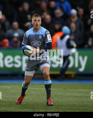 Cardiff, Wales, UK. 15. Dez 2018. Gareth Anscombe der Cardiff Blues in Aktion. Heineken Champions Cup, pool 3 Rugby-Spiel, Cardiff Blues v Saracens am BT Sport in Cardiff Cardiff Arms Park am Samstag, dem 15. Dezember 2018. Dieses Bild dürfen nur für redaktionelle Zwecke verwendet werden. Redaktionelle Verwendung nur. pic von Andrew Obstgarten/Andrew Orchard sport Fotografie/Alamy leben Nachrichten Stockfoto