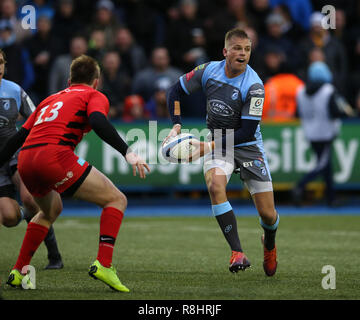 Cardiff, Wales, UK. 15. Dez 2018. Gareth Anscombe der Cardiff Blues in Aktion. Heineken Champions Cup, pool 3 Rugby-Spiel, Cardiff Blues v Saracens am BT Sport in Cardiff Cardiff Arms Park am Samstag, dem 15. Dezember 2018. Dieses Bild dürfen nur für redaktionelle Zwecke verwendet werden. Redaktionelle Verwendung nur. pic von Andrew Obstgarten/Andrew Orchard sport Fotografie/Alamy leben Nachrichten Stockfoto