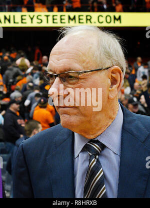 Syracuse, NY, USA. 15 Dez, 2018. Syracuse Head Coach Jim Boeheim nach der alten Herrschaft Monarchen Besiegen der Syrakus Orange 68-62 an der Carrier Dome in Syracuse, NY. Foto von Alan Schwartz/Cal Sport Media/Alamy leben Nachrichten Stockfoto