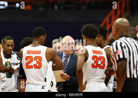 Syracuse, NY, USA. 15 Dez, 2018. Syracuse Head Coach Jim Boeheim gibt Richtung während der zweiten Hälfte des Spiels. Die alte Herrschaft Monarchen besiegten die Syracuse Orange 68-62 an der Carrier Dome in Syracuse, NY. Foto von Alan Schwartz/Cal Sport Media/Alamy leben Nachrichten Stockfoto