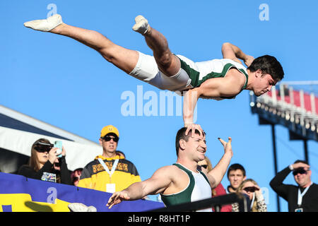 Las Vegas, NV, USA. 15 Dez, 2018. Ein Acrobat führt während der Mitsubishi Motors Las Vegas Schüssel Spiel mit der Arizona State Sun Devils und die Fresno Zustand-Bulldoggen bei Sam Boyd Stadium in Las Vegas, NV. Christopher Trim/CSM/Alamy Live News Credit: Cal Sport Media/Alamy leben Nachrichten Stockfoto