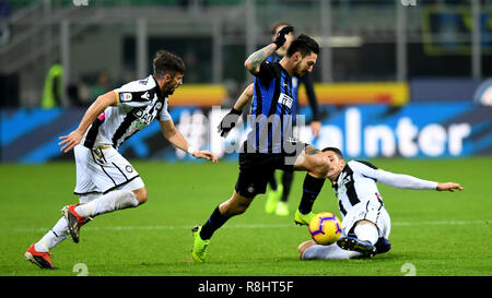 Mailand, Italien. 15 Dez, 2018. Inter Mailand ist Matteo Politano (C) bricht durch in der Serie A Fußball Spiel zwischen Inter Mailand und Udinese in Mailand, Italien, 15. Dezember, 2018. Inter Mailand gewann 1:0. Credit: Augusto Casasoli/Xinhua/Alamy leben Nachrichten Stockfoto