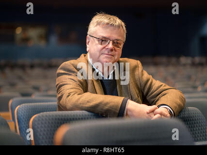 02. Dezember 2016, Hessen, Frankfurt/Main: Bernd Loebe, Direktor der Oper Frankfurt, sitzt im Auditorium von seinem Haus am Rande von einem Interview mit der Deutschen Presseagentur (dpa). (Dpa' Intendant: die jungen Sängerinnen und Sänger wollen zu schnell zu viel" vom 16.12.2018) Foto: Frank Rumpenhorst/dpa Stockfoto