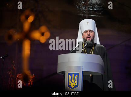 Yepifaniy, der neu gewählte Primas der Vereinigten Kirche, Metropolit von Kiew und der ganzen Ukraine sprechen, um Menschen vor der St. Sophia Kathedrale nach der historischen Vereinigung der Synode in Kiew gesehen. Stockfoto