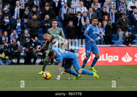 Von Getafe CF Vitorino Antunes und Real Sociedad Sandro sind in Aktion während der Liga Fußballspiel zwischen Getafe CF und Real Sociedad San Sebastián im Coliseum Alfonso Perez in Getafe, Spanien gesehen. (Endstand; Getafe CF 1:0 Real Sociedad) Stockfoto