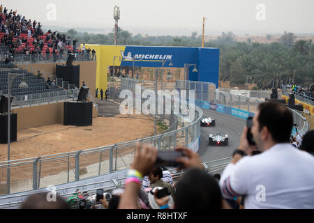 Ad Diriyah, Saudi-Arabien. 15. Dezember 2018. Fahrer in der Formel E Jahreszeitöffner Jockey für die Position in den ersten Runden des Rennens. Credit: Stephen Lioy/Alamy leben Nachrichten Stockfoto