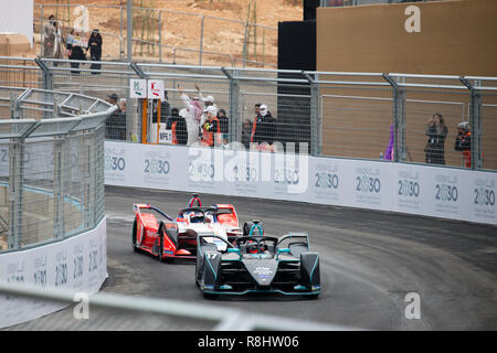 Ad Diriyah, Saudi-Arabien. 15. Dezember 2018. Fahrer in der Formel E Jahreszeitöffner Jockey für die Position in den ersten Runden des Rennens. Credit: Stephen Lioy/Alamy leben Nachrichten Stockfoto