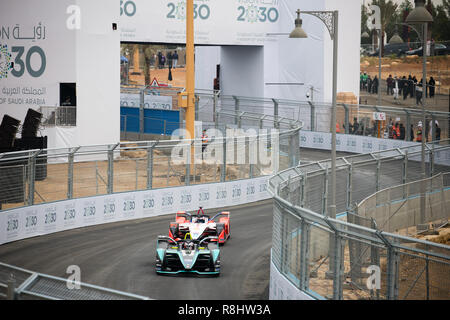 Ad Diriyah, Saudi-Arabien. 15. Dezember 2018. Fahrer in der Formel E Jahreszeitöffner Jockey für die Position in den ersten Runden des Rennens. Credit: Stephen Lioy/Alamy leben Nachrichten Stockfoto