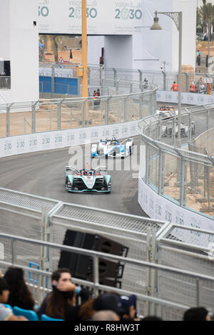 Ad Diriyah, Saudi-Arabien. 15. Dezember 2018. Fahrer in der Formel E Jahreszeitöffner Jockey für die Position in den ersten Runden des Rennens. Credit: Stephen Lioy/Alamy leben Nachrichten Stockfoto