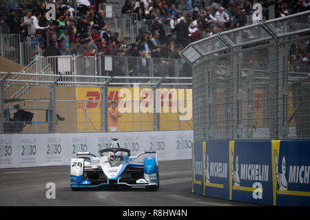 Ad Diriyah, Saudi-Arabien. 15. Dezember 2018. Fahrer in der Formel E Jahreszeitöffner Jockey für die Position in den ersten Runden des Rennens. Credit: Stephen Lioy/Alamy leben Nachrichten Stockfoto