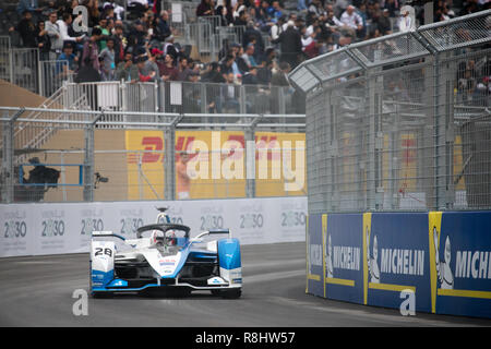 Ad Diriyah, Saudi-Arabien. 15. Dezember 2018. Fahrer in der Formel E Jahreszeitöffner Jockey für die Position in den ersten Runden des Rennens. Credit: Stephen Lioy/Alamy leben Nachrichten Stockfoto