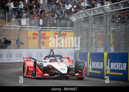 Ad Diriyah, Saudi-Arabien. 15. Dezember 2018. Fahrer in der Formel E Jahreszeitöffner Jockey für die Position in den ersten Runden des Rennens. Credit: Stephen Lioy/Alamy leben Nachrichten Stockfoto