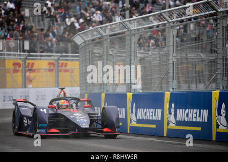 Ad Diriyah, Saudi-Arabien. 15. Dezember 2018. Fahrer in der Formel E Jahreszeitöffner Jockey für die Position in den ersten Runden des Rennens. Credit: Stephen Lioy/Alamy leben Nachrichten Stockfoto