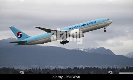 Richmond, British Columbia, Kanada. 25 Okt, 2017. Ein Korean Air Cargo Boeing 777F (HL 8046) breit - Körper cargo zieht aus Vancouver International Airport. Credit: bayne Stanley/ZUMA Draht/Alamy leben Nachrichten Stockfoto