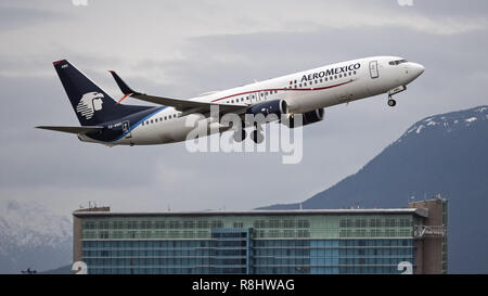 Richmond, British Columbia, Kanada. 25 Okt, 2017. Eine Aeromexico Boeing 737-800 (XA-AMS) Jet Airliner zieht aus Vancouver International Airport. Credit: bayne Stanley/ZUMA Draht/Alamy leben Nachrichten Stockfoto