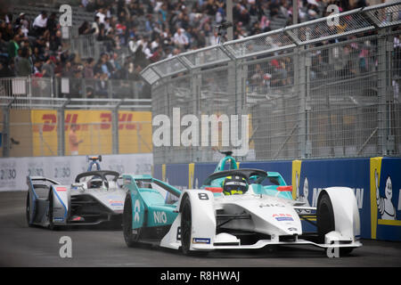 Ad Diriyah, Saudi-Arabien. 15. Dezember 2018. Fahrer in der Formel E Jahreszeitöffner Jockey für die Position in den ersten Runden des Rennens. Credit: Stephen Lioy/Alamy leben Nachrichten Stockfoto