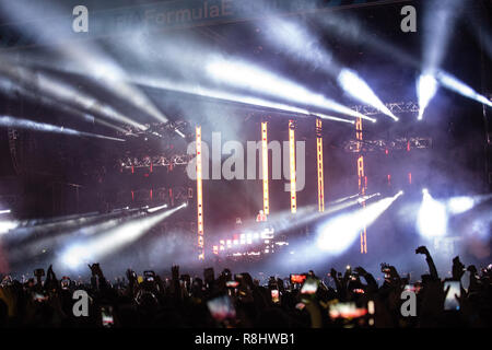 Ad Diriyah, Saudi-Arabien. 15. Dezember 2018. Der französische DJ David Guetta spielt zu einem historischen Open-Air-Masse an der Jahreszeit - öffnung Formel E Rennen in Saudi-Arabien. Credit: Stephen Lioy/Alamy leben Nachrichten Stockfoto