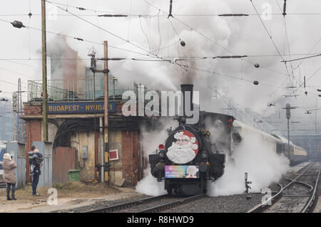 (181216) - Peking, Dez. 16, 2018 (Xinhua) - die Santa Express fährt vom Westbahnhof in Budapest, Ungarn am Dez. 8, 2018. (Xinhua / Attila Volgyi) Stockfoto