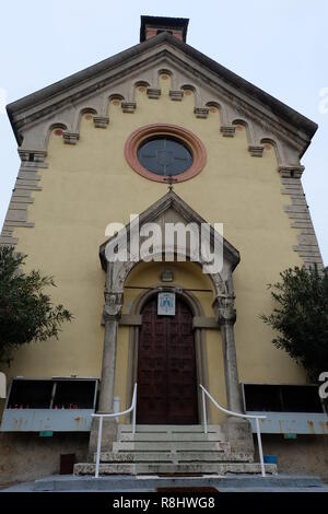 Bergamo, Italien. 22 Nov, 2018. Blick auf den Eingang der Kapelle des ehemaligen Ospedali Riuniti Krankenhaus. Die Katholische Kirche wurde zum Verkauf angeboten. Der Verkäufer davon ausgegangen, dass die rumänisch-orthodoxen Gemeinschaft die, die Sie wurde als Darlehen für Jahre Gebäude, sichern würde. Im letzten Moment jedoch, die Vereinigung der Muslime in Bergamo schnappte die Gebäude vom Nase des Rumänisch-orthodoxen Gemeinschaft. Das verursacht Probleme. (Dpa''Allah wirft Jesus': Muslime in Italien Kirche kaufen" vom 16.12.2018) Credit: Alvise Armellini/dpa/Alamy leben Nachrichten Stockfoto