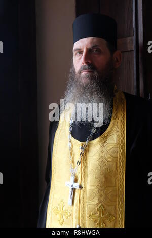 Bergamo, Italien. 22 Nov, 2018. Priester Gheorghe Velescu ist der Führer der Rumänischen Orthodoxen Kirche von Bergamo. Eine freie Katholische Kirche war bis zum Verkauf in der Stadt. Der Verkäufer davon ausgegangen, dass die rumänisch-orthodoxen Gemeinschaft die, die Sie wurde als Darlehen für Jahre Gebäude, sichern würde. Im letzten Moment jedoch, die Vereinigung der Muslime in Bergamo schnappte die Gebäude vom Nase des Rumänisch-orthodoxen Gemeinschaft. Das verursacht Probleme. (Dpa''Allah wirft Jesus': Muslime in Italien Kirche kaufen" vom 16.12.2018) Credit: Alvise Armellini/dpa/Alamy leben Nachrichten Stockfoto