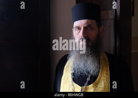 Bergamo, Italien. 22 Nov, 2018. Priester Gheorghe Velescu ist der Führer der Rumänischen Orthodoxen Kirche von Bergamo. Eine freie Katholische Kirche war bis zum Verkauf in der Stadt. Der Verkäufer davon ausgegangen, dass die rumänisch-orthodoxen Gemeinschaft die, die Sie wurde als Darlehen für Jahre Gebäude, sichern würde. Im letzten Moment jedoch, die Vereinigung der Muslime in Bergamo schnappte die Gebäude vom Nase des Rumänisch-orthodoxen Gemeinschaft. Das verursacht Probleme. (Dpa''Allah wirft Jesus': Muslime in Italien Kirche kaufen" vom 16.12.2018) Credit: Alvise Armellini/dpa/Alamy leben Nachrichten Stockfoto