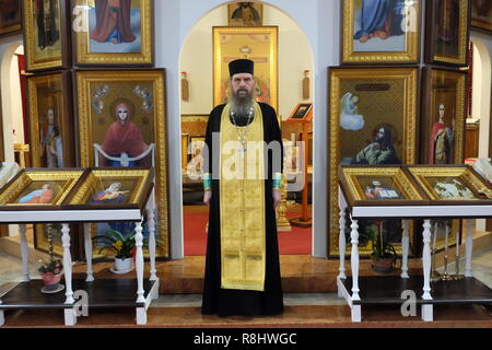 Bergamo, Italien. 22 Nov, 2018. Priester Gheorghe Velescu ist der Führer der Rumänischen Orthodoxen Kirche von Bergamo. Eine freie Katholische Kirche war bis zum Verkauf in der Stadt. Der Verkäufer davon ausgegangen, dass die rumänisch-orthodoxen Gemeinschaft die, die Sie wurde als Darlehen für Jahre Gebäude, sichern würde. Im letzten Moment jedoch, die Vereinigung der Muslime in Bergamo schnappte die Gebäude vom Nase des Rumänisch-orthodoxen Gemeinschaft. Das verursacht Probleme. (Dpa''Allah wirft Jesus': Muslime in Italien Kirche kaufen" vom 16.12.2018) Credit: Alvise Armellini/dpa/Alamy leben Nachrichten Stockfoto