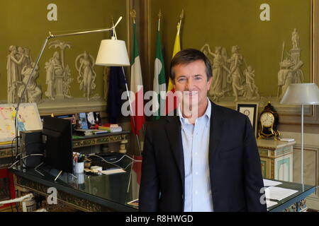 Bergamo, Italien. 22 Nov, 2018. Giorgio Gori, Bürgermeister von Bergamo, in seinem Büro. Der Verkauf eines leeren Katholische Kirche verfügt über einen kleinen religiösen Konflikt in der norditalienischen Stadt verursacht. (Dpa''Allah wirft Jesus': Muslime in Italien Kirche kaufen" vom 16.12.2018) Credit: Alvise Armellini/dpa/Alamy leben Nachrichten Stockfoto