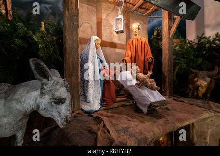 Hannover, Deutschland. 16 Dez, 2018. Die Weihnachtskrippe ist errichtet in St. Anthony's Kirche. Die Figur des Christus Kind ist bereits für einen Test. Am Heiligabend, dem Christkind in der Krippe beim Krippenspiel in der Kirche. Credit: Peter Steffen/dpa/Alamy leben Nachrichten Stockfoto