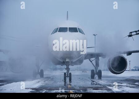 Winter Tag am Flughafen. Entfrosterschalter der Flugzeug vor dem Flug. Stockfoto