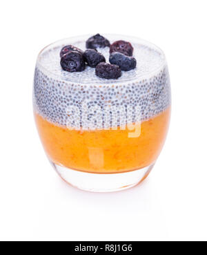 Chia Pudding in ein Glas auf weißem Hintergrund isoliert Stockfoto