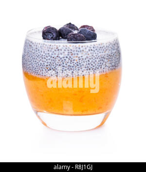 Chia Pudding in ein Glas auf weißem Hintergrund isoliert Stockfoto