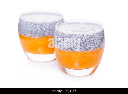 Chia Pudding in ein Glas auf weißem Hintergrund isoliert Stockfoto