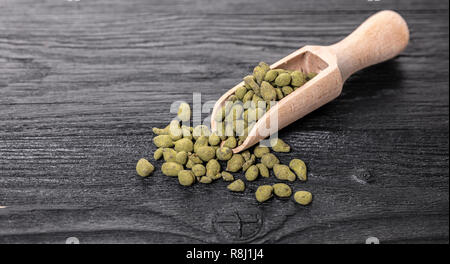 Ginseng trocken Tee auf schwarzem Holz Hintergrund Stockfoto