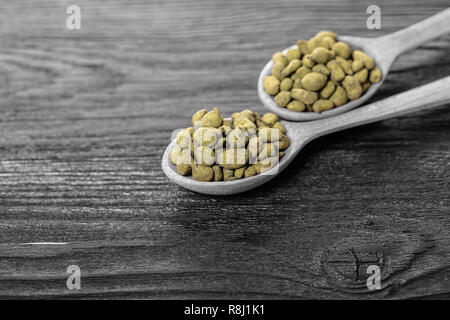 Ginseng trocken Tee auf schwarzem Holz Hintergrund Stockfoto