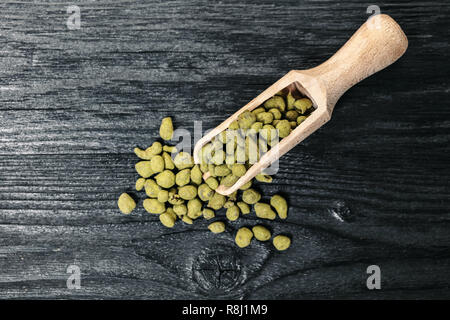 Ginseng trocken Tee auf schwarzem Holz Hintergrund Stockfoto