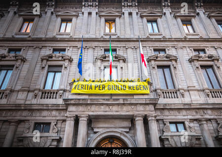 Mailand, Italien - 2 November, 2017: auf der Fassade des Milan City Hall, einer gelben Fahne oder es ist auf Italienisch geschrieben - Wahrheit für Giulio Regeni Stockfoto