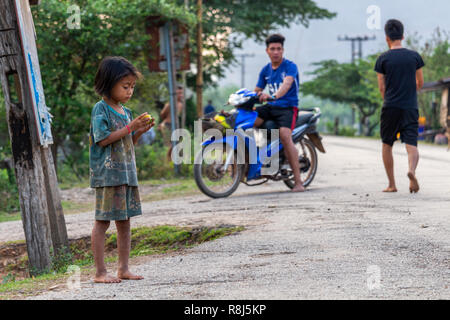 Thakhek, Laos - April 20, 2018: Barfuß Dorfbewohner ihr Leben auf der Strasse, in einer abgelegenen ländlichen Gegend von Laos Stockfoto