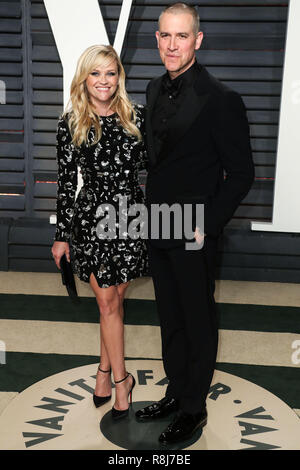 BEVERLY HILLS, Los Angeles, CA, USA - 26. Februar: Reese Witherspoon, Jim Toth kommt an der 2017 Vanity Fair Oscar Party im Wallis Annenberg Center für Darstellende Künste am 26. Februar 2017 in Beverly Hills, Los Angeles, Kalifornien, USA. (Foto von Xavier Collin/Image Press Agency) Stockfoto