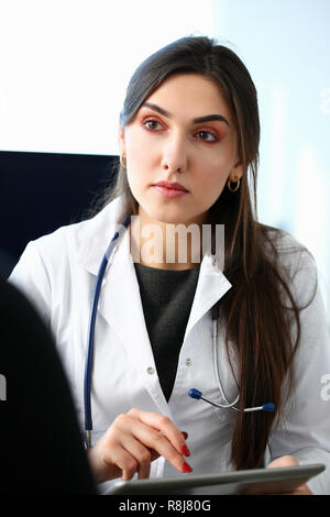 Schöne weibliche Medizin Arzt erklären Stockfoto