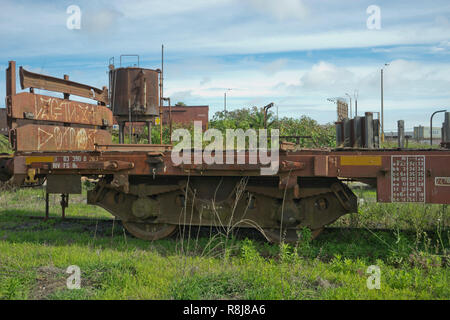 Stillgelegte Eisenbahn Reisebusse, Motoren und Lager in der ehemaligen Artigas Hauptbahnhof in Montevideo, Uruguay, Südamerika Stockfoto