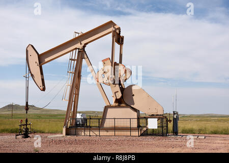 Die Erdölförderung vor Ort Pumpe Jack und Felder in den Niobrara Schiefer von Wyoming. Stockfoto
