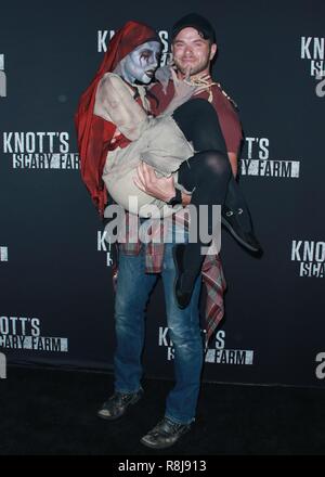 BUENA PARK, Orange County, CA, USA - 29. SEPTEMBER: Kellan Lutz bei Knott's Scary Farm und Instagram der Berühmtheit Nacht 2017 in Knott's Berry Farm am 29. September stattfand, 2017 in Fullerton, Orange County, Kalifornien, USA. (Foto von David Acosta/Image Press Agency) Stockfoto