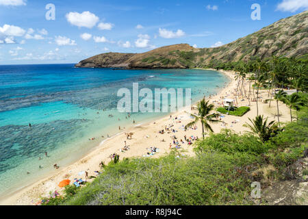 Tropischen hawaiianischen Strand mit Masse, Hanauma Bay State Park - Oahu, Hawaii Stockfoto