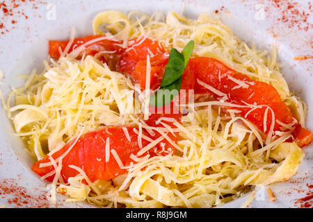 Nudeln mit Lachs und Käse Stockfoto