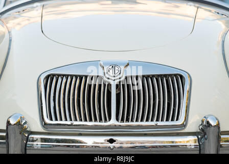 Ancona, Italien - September 23th, 2018: Vorderansicht eines MG MGA 1960 - 61 Oldtimer an einem Oldtimer Ausstellung in Ancona, Italien. Stockfoto