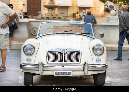 Ancona, Italien - September 23th, 2018: Vorderansicht eines MG MGA 1960 - 61 Oldtimer an einem Oldtimer Ausstellung in Ancona, Italien. Stockfoto