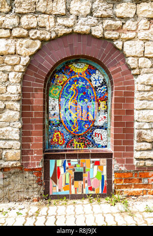 Kasan, Russland - 11. Juni 2018: Detail der Fassade des Tempels von allen Religionen (Universal Tempel) Stockfoto